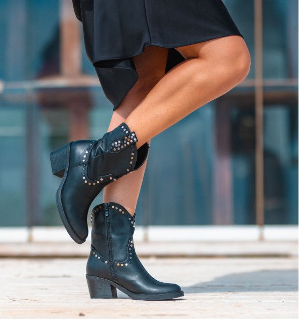botines cowboy en negro con tachuelas. Caña media, cremallera y tacón