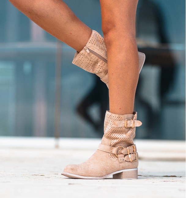 botas biker hebillas beige con cremallera interior y caña textil troquelada
