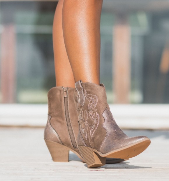 botines cowboy en marrón y bronce con detalles bordado. Botas caña baja y tacón cubano