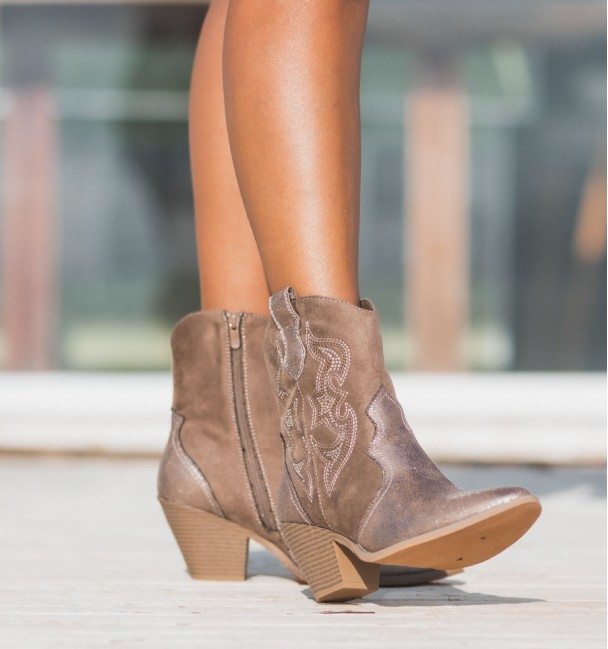 Botins de cowboy em castanho e bronze com pormenores bordados. Botins baixos e saltos ao cubo