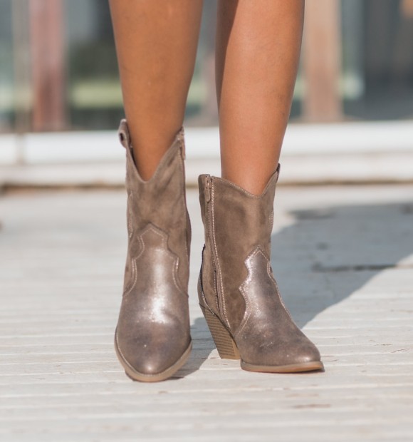 botines cowboy en marrón y bronce con detalles bordado. Botas caña baja y tacón cubano 2