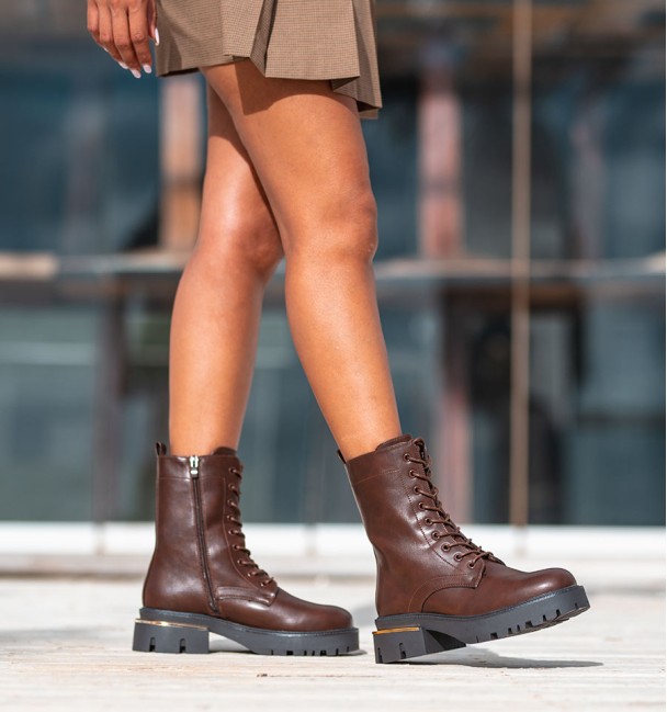 Botas militares castanhas para mulher com atacadores e fecho de correr interior. Pele vegan