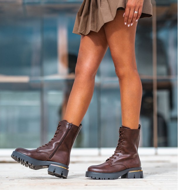 Botas militares castanhas para mulher com atacadores e fecho de correr interior. Pele vegan
