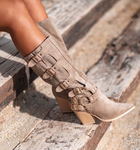 High cowboy style boots with side buckles and punched shaft. Toasted colour (khaki) and heel. Textiles 2
