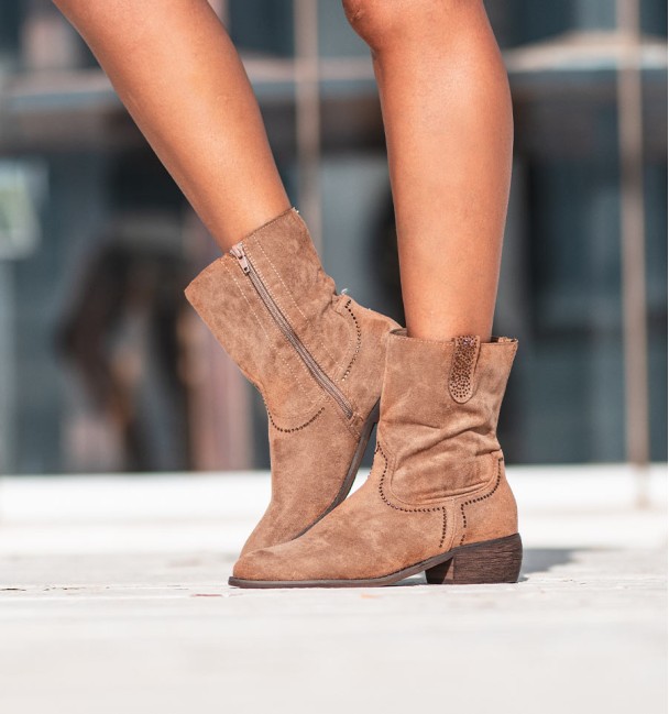 Botas castanhas com brilhantes e fecho de correr. Meia cana, material têxtil