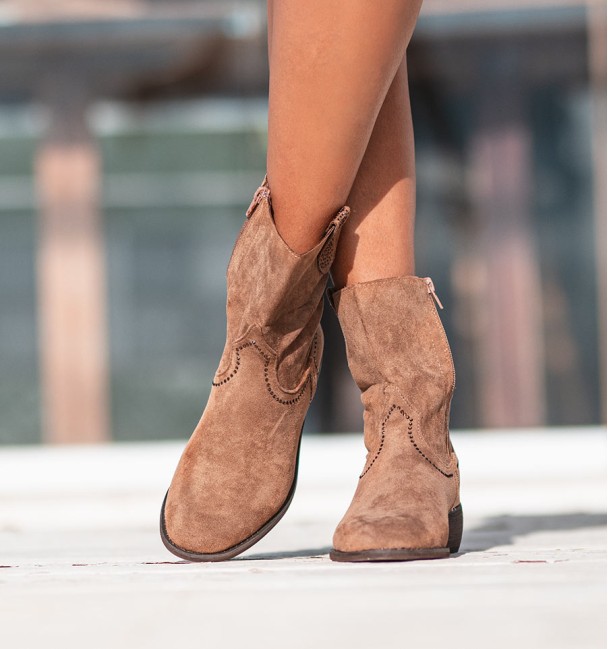 Brown boots with glitter and zip. Half shaft, textile material