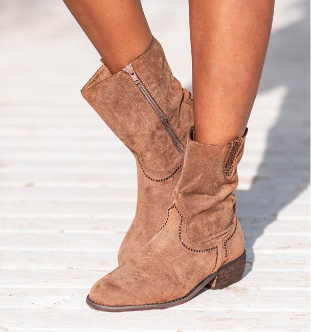 botas camperas marrones con brillos y cremallera. Media caña, material textil