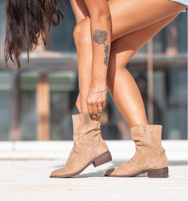 Brown boots with glitter and zip. Half shaft, textile material
