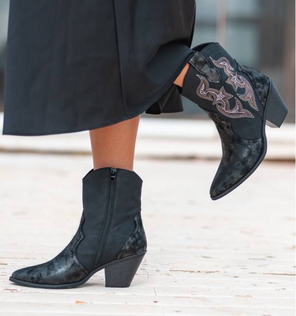 Cowboy ankle boots in and black onze with embroidered details. Low ankle boots and cube heels