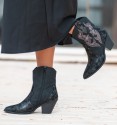 botines cowboy negros con detalles bordado. Botas caña baja y tacón cubano