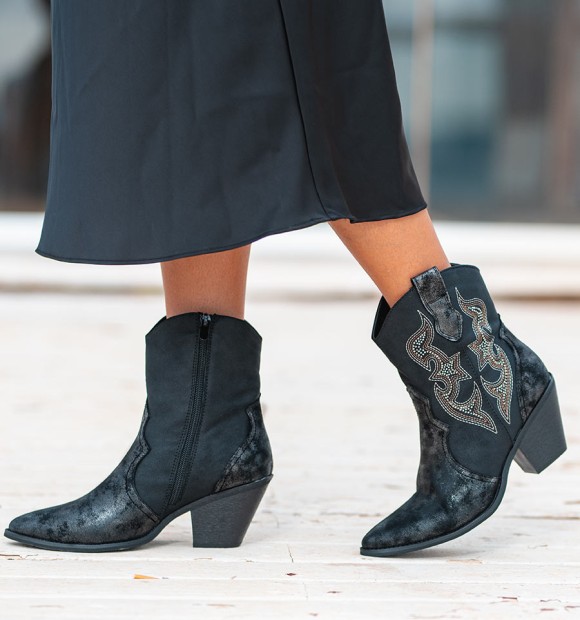 Botins de cowboy em preto com pormenores bordados. Botins baixos e saltos ao cubo 2