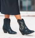 Cowboy ankle boots in and black onze with embroidered details. Low ankle boots and cube heels