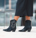Cowboy ankle boots in and black onze with embroidered details. Low ankle boots and cube heels