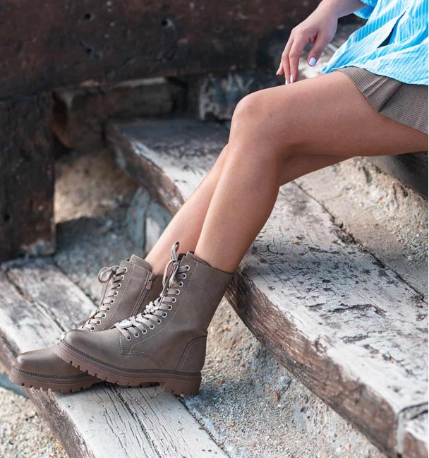 Botas taupe con puntera más oscura, estilo militar con cordones, cremallera interior y adornos. Cuero vegano