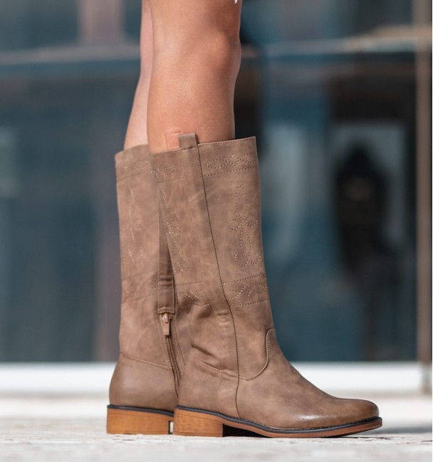 Light brown camper boots, embroidered leather and inner zip, darker toe cap. Light brown camper boots, embroidered leather and inner zip, darker toe cap.