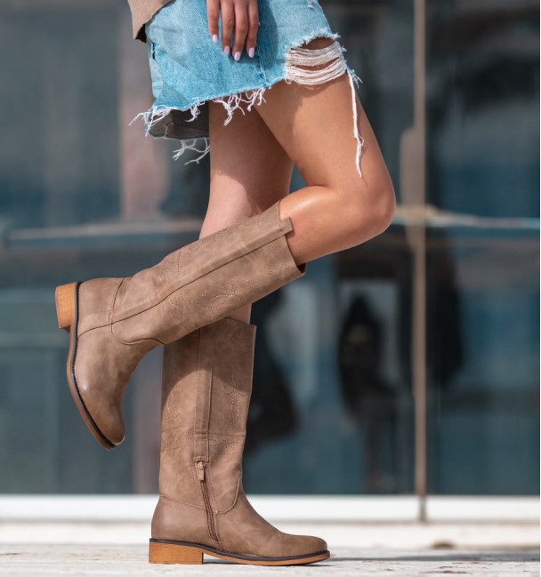 Botas de campo castanhas claras, pele bordada e fecho de correr interior, biqueira mais escura.