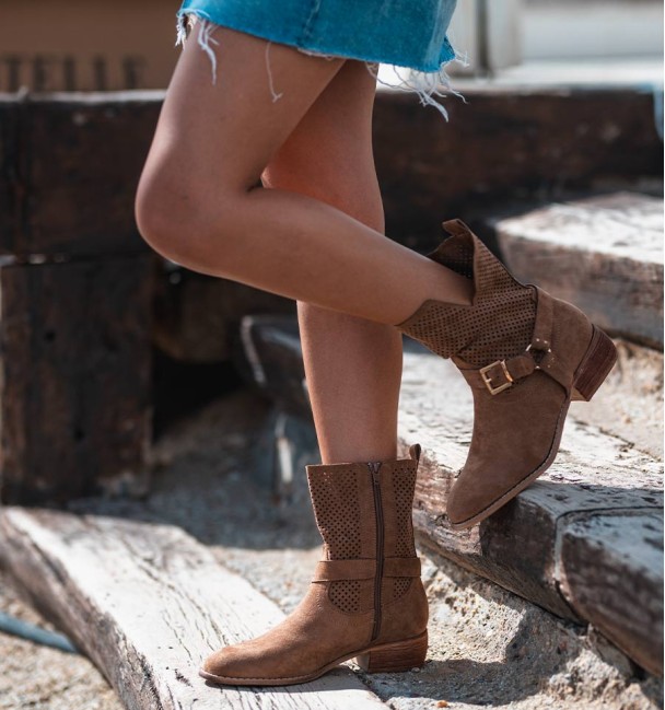 botas camperas en color camel. caña media textil, troqueladas. Botas veganas