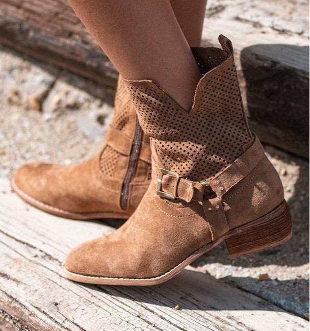 botas camperas en color camel. caña media textil, troqueladas. Botas veganas