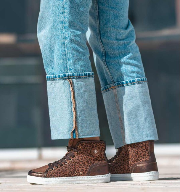 zapatillas abotinadas en marrones con print leopardo y suela blanca. Animal free