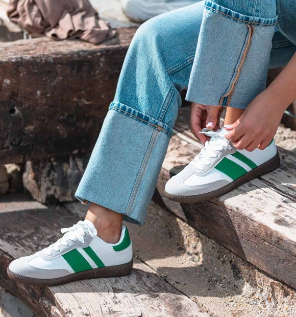 zapatillas deportivas blancas con rayas verdes y suela de goma 2