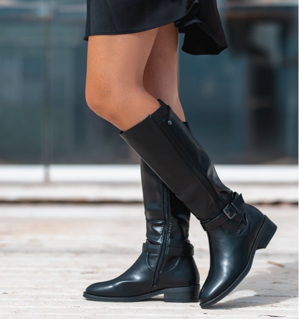 Black high top boots with inner zip and elastic on the outer side, buckle detail on the ankle. Vegan