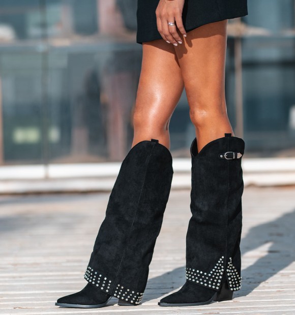 botas negras de mujer, con solapa y tacón . Hebilla y  tachuelas