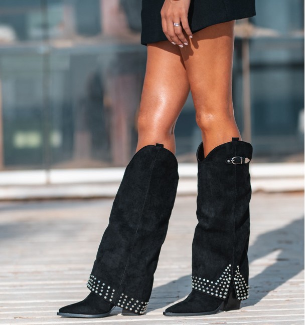 Botas pretas de senhora com aba e salto. Fivela e tachas