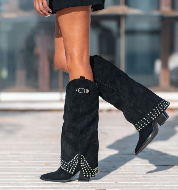 Botas pretas de senhora com aba e salto. Fivela e tachas