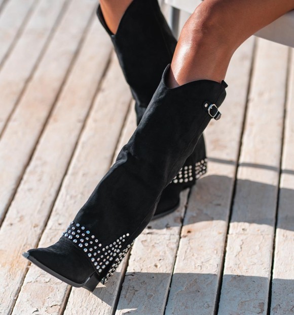 botas negras de mujer, con solapa y tacón . Hebilla y  tachuelas 2