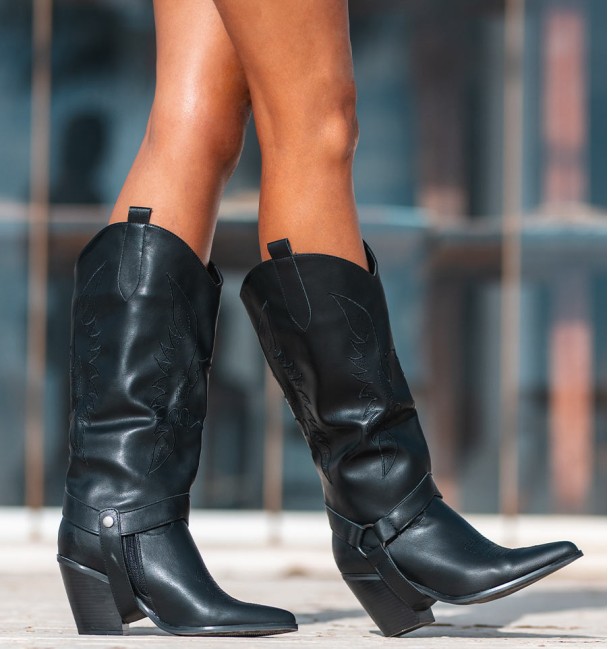 Botas de cowboy pretas amovíveis, podem ser usadas como botas altas ou podem ser removidas e usadas como botas de tornozelo.