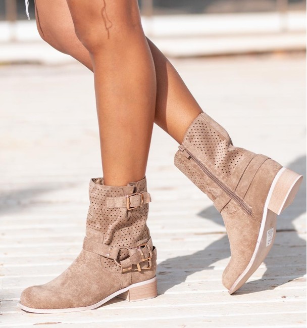 botas camperas color kaki con hebillas y caña media troquelada. Veganas
