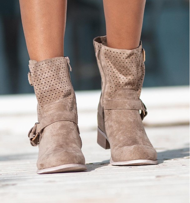 botas camperas color kaki con hebillas y caña media troquelada. Veganas