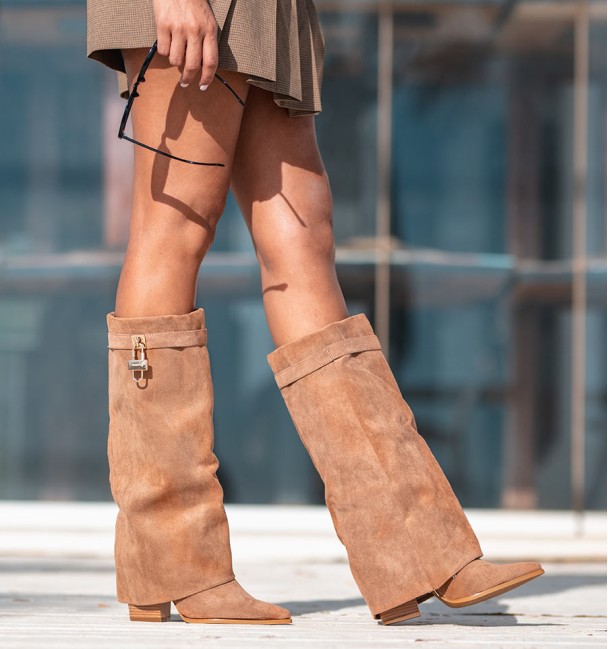 Botas altas castanhas de senhora com aba e salto. Correia e cadeado na parte superior