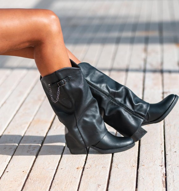Botas pretas de senhora, com aba e salto. Fivela e tachas de corrente 2