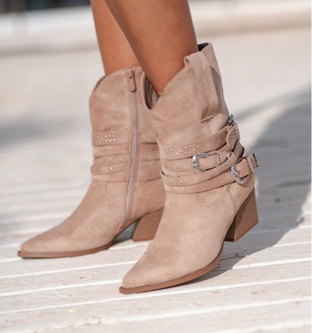 botas cowboy con correas y hebillas con caña medio baja y tacón cubano