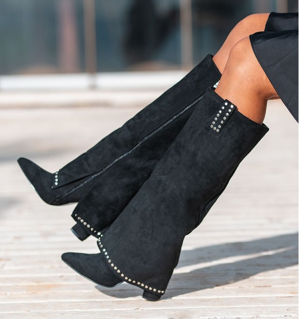 botas pretas de senhora, com aba, pequenas tachas e saltos