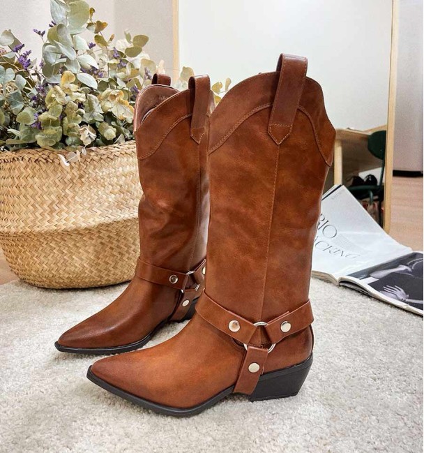 Botas de cowboy castanhas amovíveis, podem ser usadas como botas de cano alto ou retirar o cano e usar como botins.