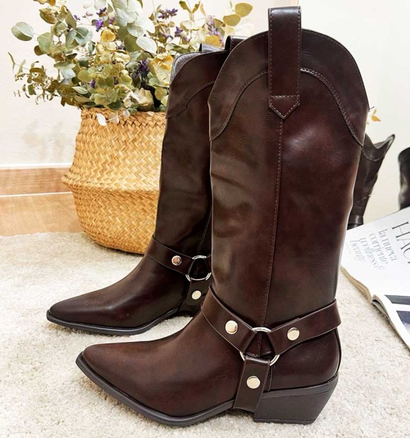 botas cowboy color marrón choclate desmontables, se pueden llevar como bota de caña alta o quitar la caña y usar de botín 2