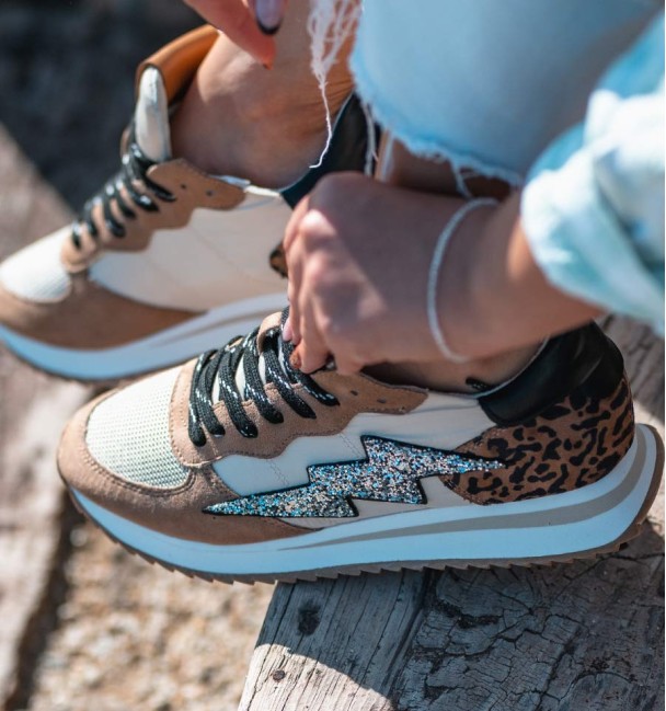 Women's trainers in combined materials with glitter stripes on the side and animal print heel. brown and beige colours.