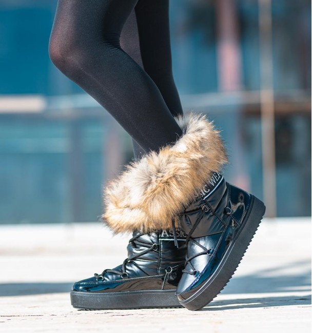 botas apreski negras de material plumifero acolchado y pelo sintético en la parte superior.
