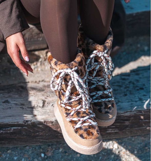 Botas de esqui apres com pele de carneiro com estampado animal de leopardo e atacadores de escalada
