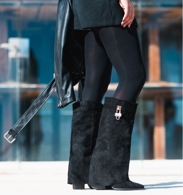 botas altas negras de mujer, con solapa y tacón . Correa y candado en la parte superior