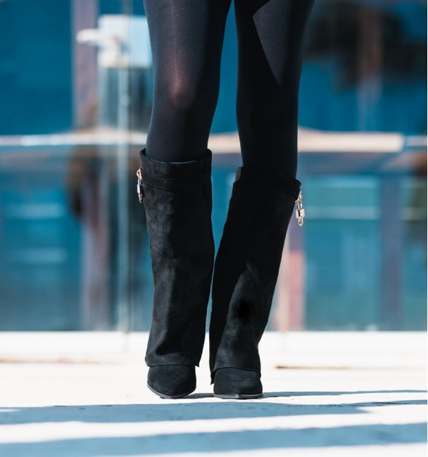 Botas altas de senhora pretas com aba e salto. Correia e cadeado na parte superior