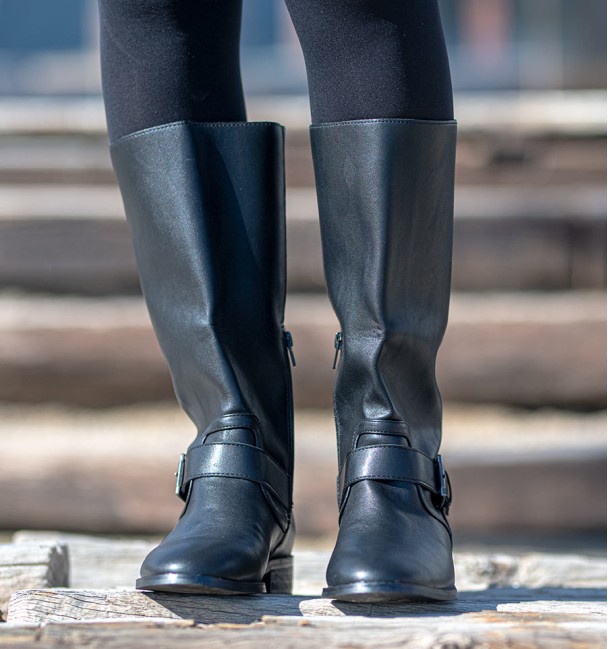 Botas pretas de cano alto com fivela. Sem animais