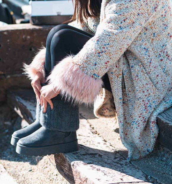 Grey winter boots in grey suede-like textile material, soft, grey synthetic fur upper. 2