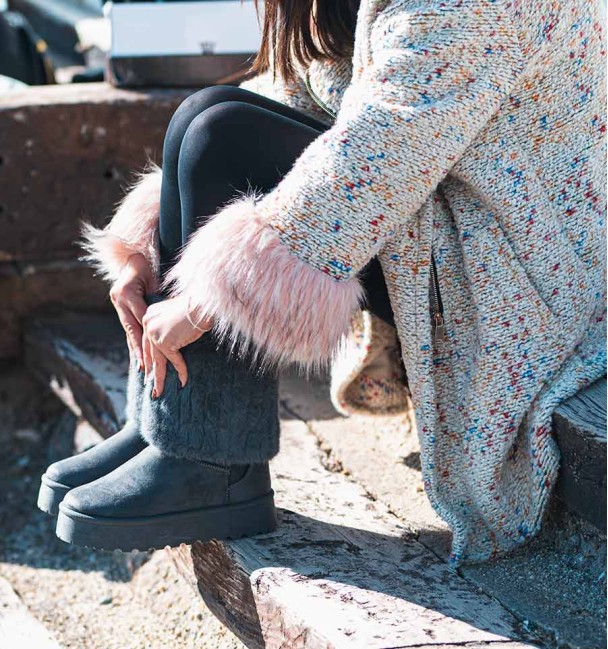 botas de invierno grises en material textil similar antelina mullidas, caña de pelo sintético gris