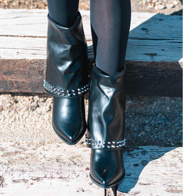 black low boots in gaiter with studs on the toe bordering the bottom and back, wide heel and pointed toe finish.
