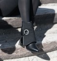 Botas pretas de cano baixo em polaina com ilhós e atacadores pretos. Salto largo e acabamento com biqueira pontiaguda.