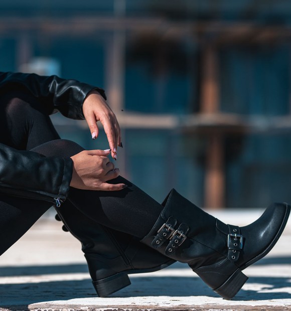 Botas de cano médio pretas com fivelas. Fecho interior e plano. Vegan