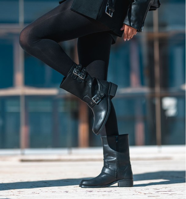 Black mid-calf boots with buckles. Inner zip and flat. Vegan